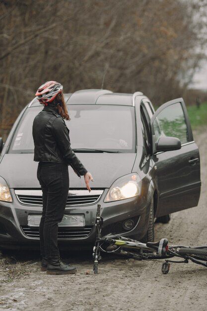 Joven atropellada en su bicicleta. Foto: Freepik