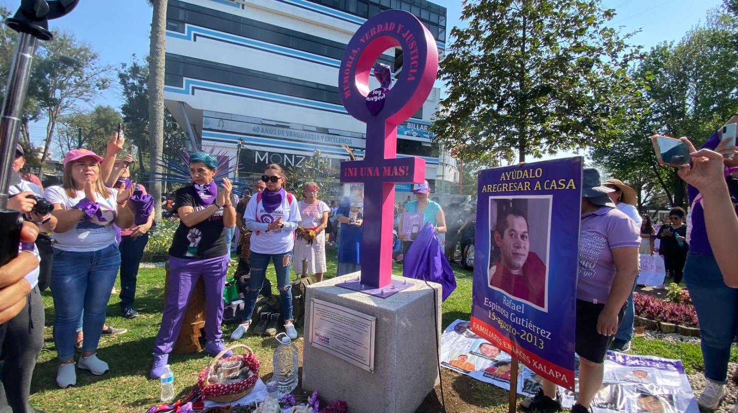 La lucha de las mujeres en Xalapa ya tiene su Antimonumenta frente al Teatro del Estado. Foto: Rosalinda Morales