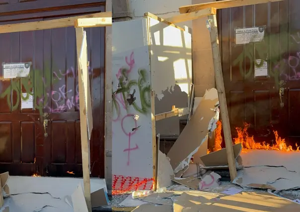 8M en Durango: arremeten contra Coppel y le prenden fuego en marcha feminista