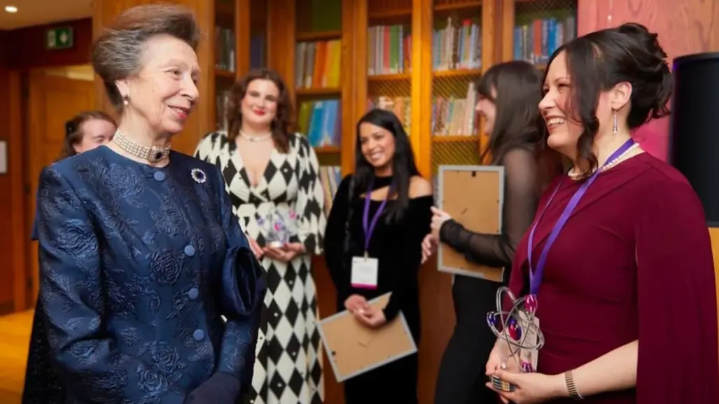 Dra. Elena Rodríguez Falcón recibe premio de la Princesa Ana por su labor en STEM