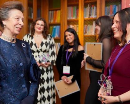 Dra. Elena Rodríguez Falcón recibe premio de la Princesa Ana por su labor en STEM