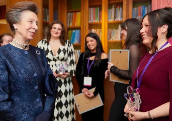 Dra. Elena Rodríguez Falcón recibe premio de la Princesa Ana por su labor en STEM