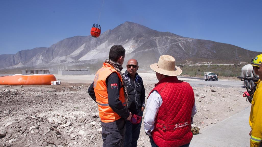 Escobedo apoya en el combate de incendio forestal en el Cerro del Fraile