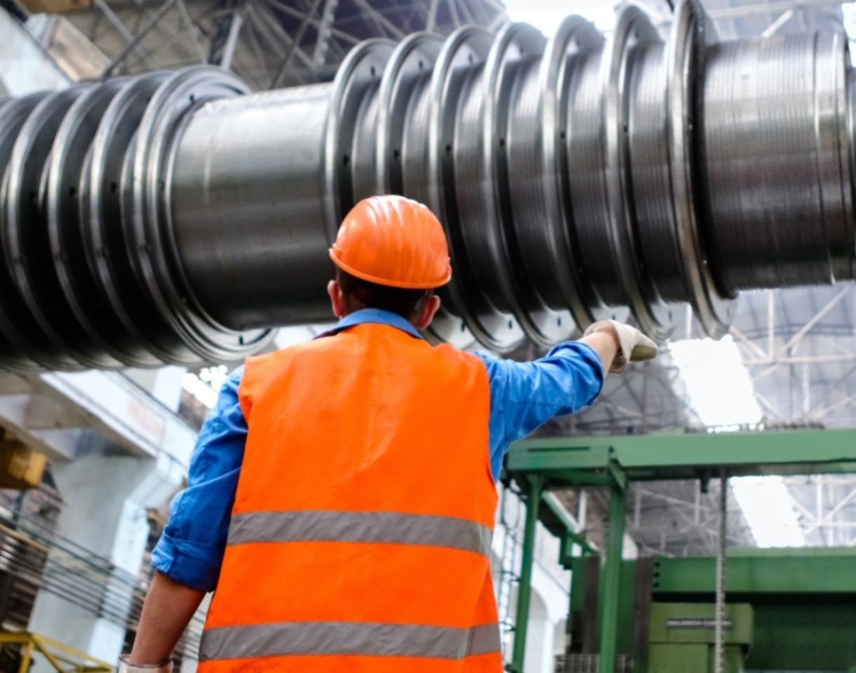 Un trabajador de una fábrica de metal en Nuevo León. Foto: Canva.