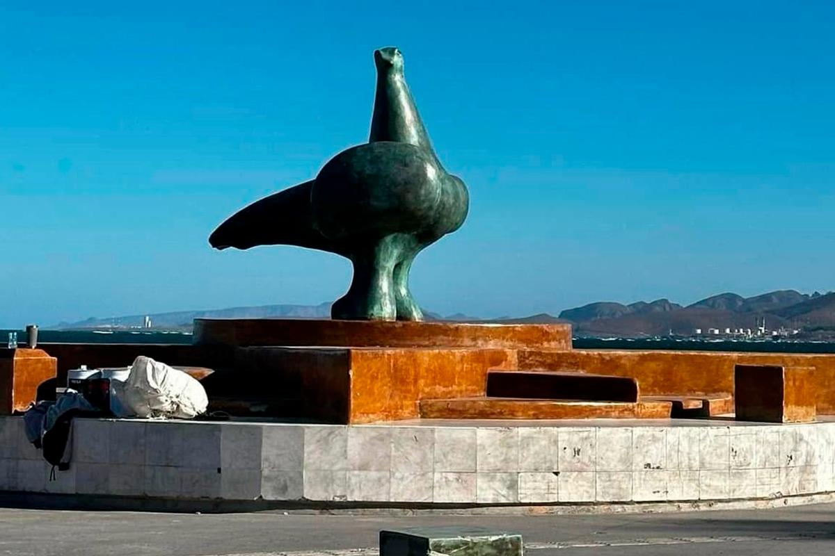 Así amanecieron los monumentos de La Paz, tras las protestas del 8M en el Malecón de La Paz. Foto: Rocío Casas.