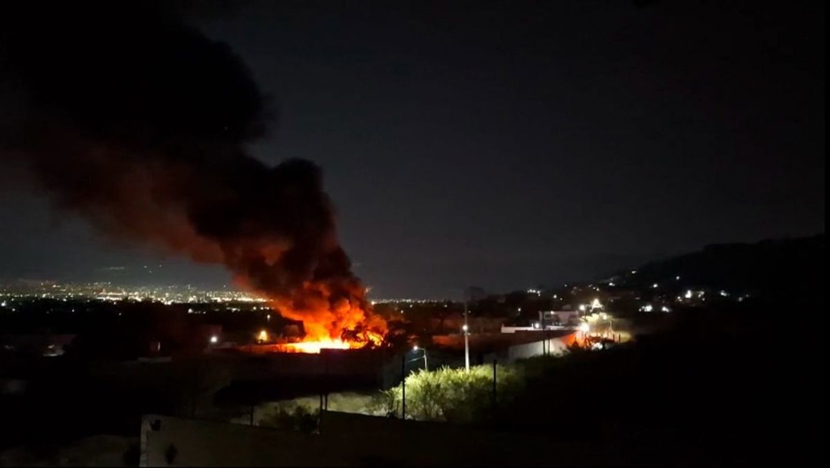 Un incendio en Jiutepec dejó 96 vehículos carbonizados en corralón; autoridades investigan acción criminal. Foto: David Monroy