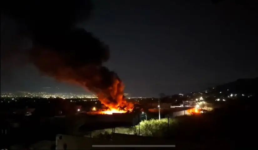 imagen recuadro Fuego carboniza 96 vehículos; Protección Civil y GN resguardan la zona. Foto: David Monroy