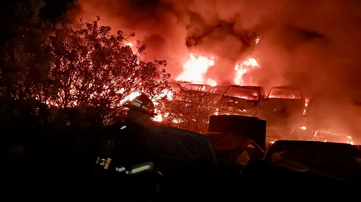 Incendio destruye 96 autos en corralón Jiutepec; Protección Civil y bomberos controlan emergencia. Foto: David Monroy