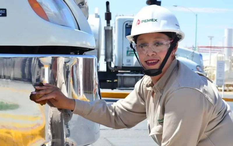 Mujeres en PEMEX. Foto: Redes Sociales
