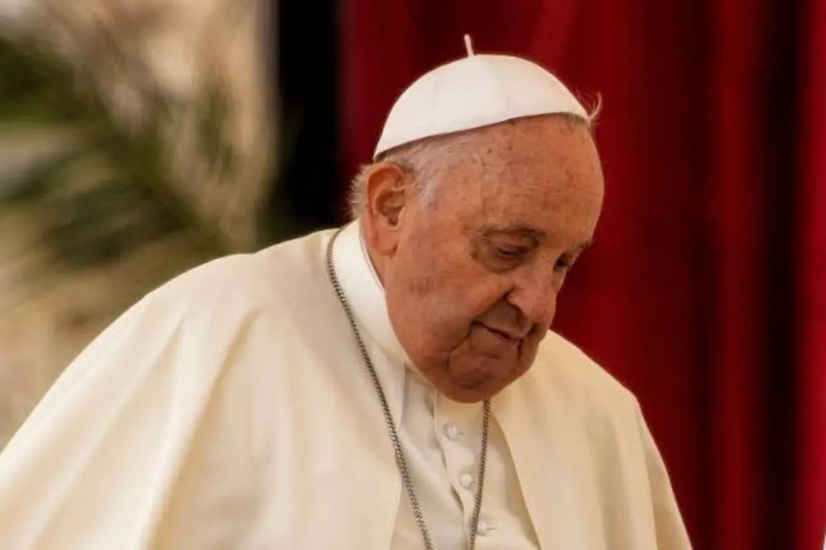La salud del papa Francisco se mantiene estable, sin nuevas crisis, iniciando fisioterapia a pesar de su complejidad. Fot