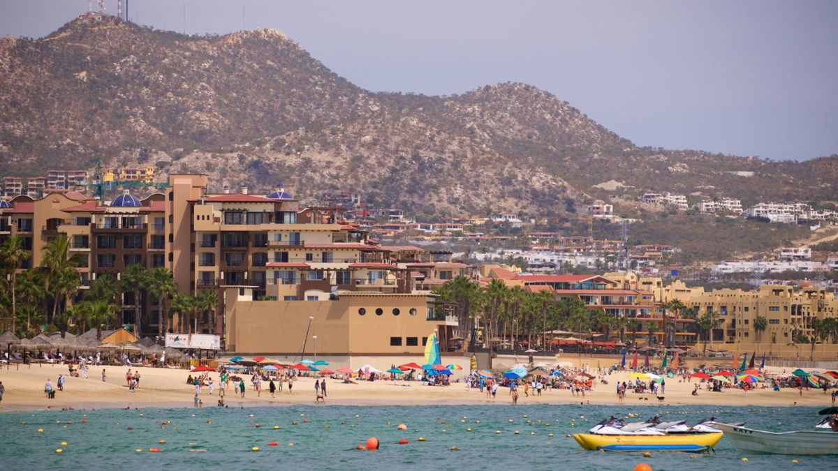 Los restaurantes cercanos a El Médano ofrecen una amplia variedad gastronómica, permitiendo disfrutar de un día completo sin alejarse de la playa. Foto: Expedia.com