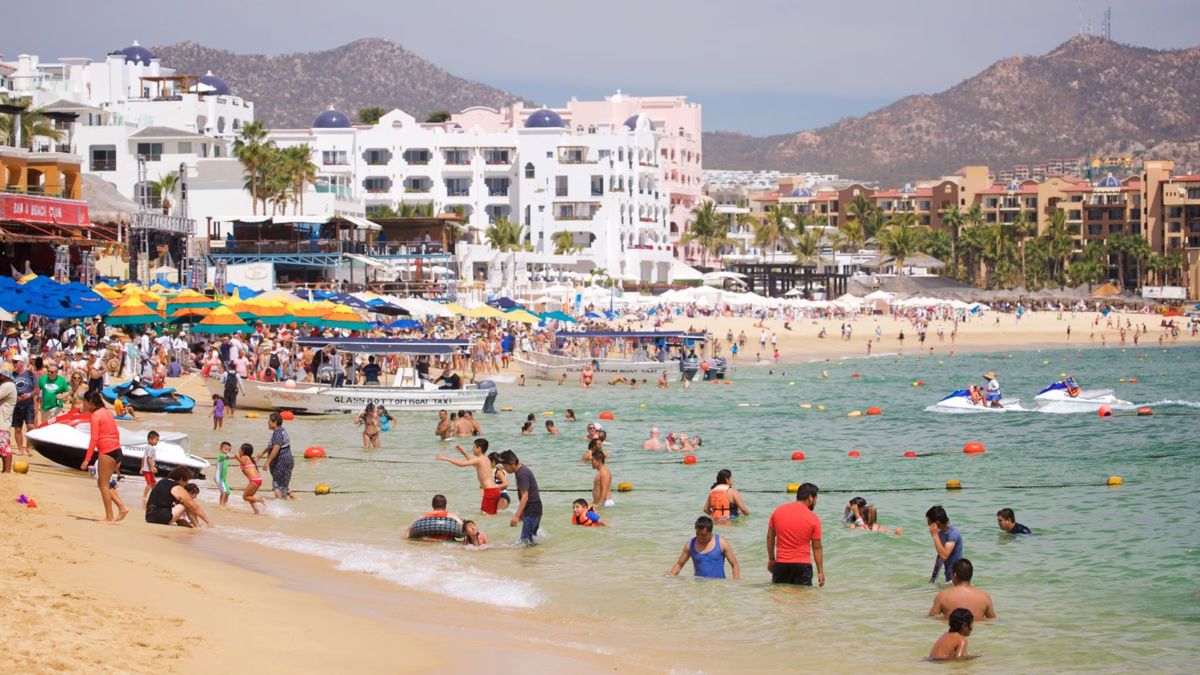 La playa está perfectamente conectada con la zona hotelera, además de que tiene senderos pavimentados y baños públicos. Foto: Expedia.com