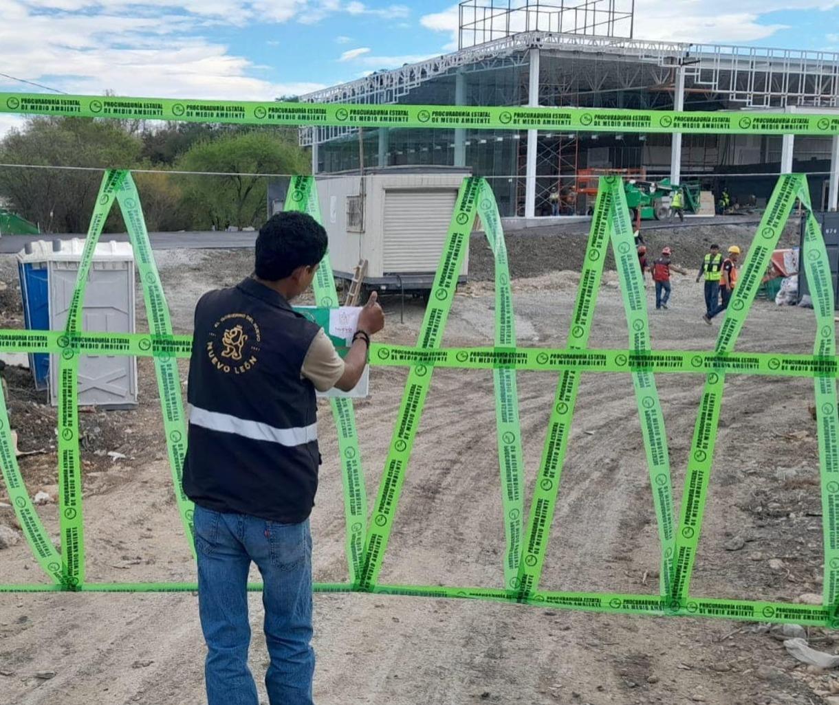 Trabajador de la Secretaría de Medio Ambiente llevando a cabo una clausura a una empresa. Foto: Gobierno de Nuevo León.