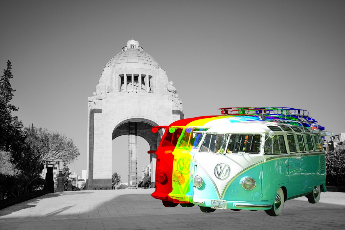 De fondo Monumento a la Revolución, combis. Foto: Canva | Volkswagen