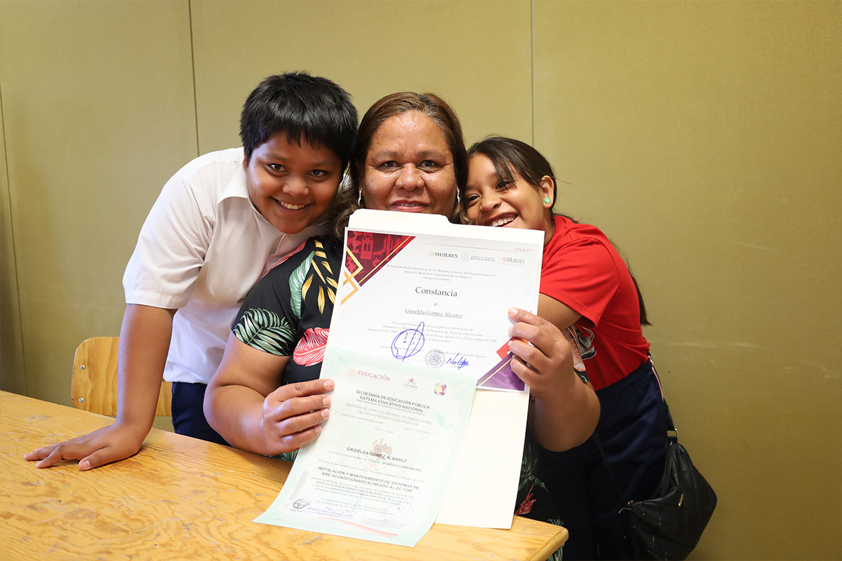 Muchas mujeres presumen el logro de haber obtenido alguna certificación, lo que también ayuda en sus ingresos. Foto: ICATEBCS.