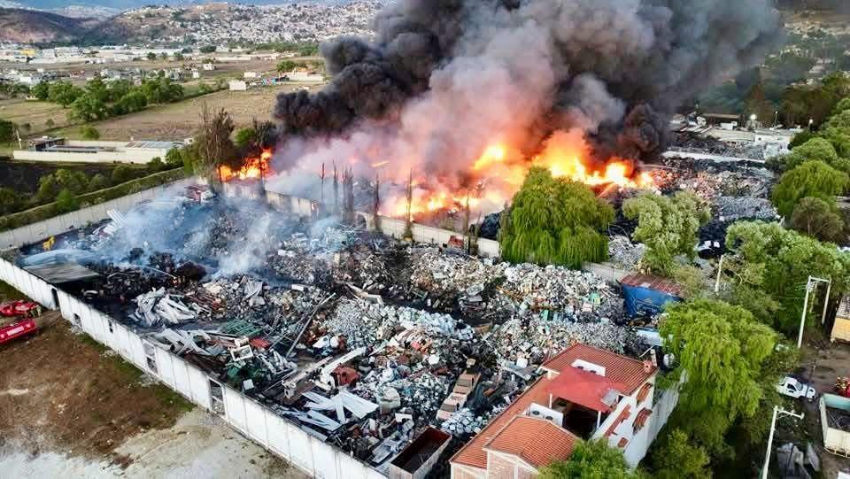 Incendio en depósito de residuos químicos en Xonacatlán lleva más de 26 horas