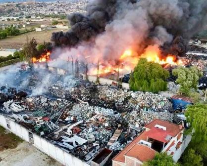 Incendio en depósito de residuos químicos en Xonacatlán lleva más de 26 horas