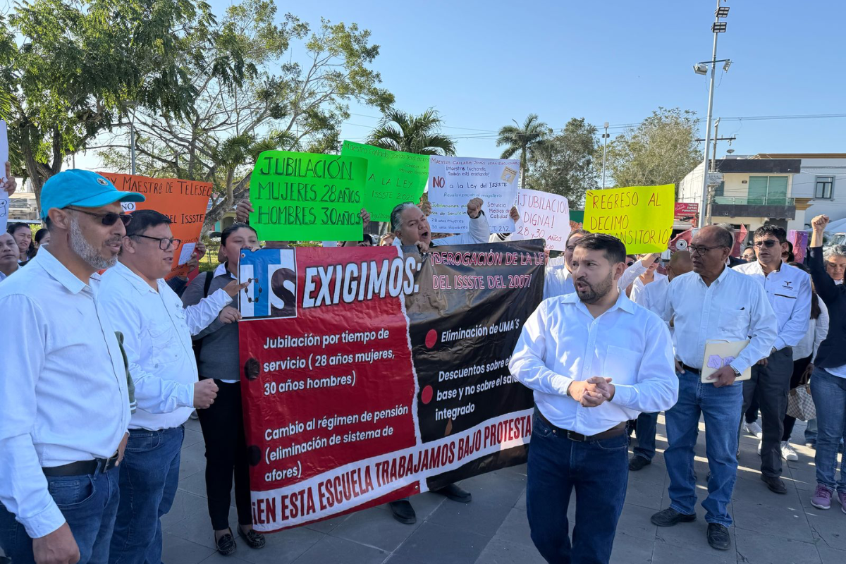 Maestros de Altaira protestaron en contra de la Ley del ISSSTE y anunciaron que se suman al paro nacional. Foto: Carlos García