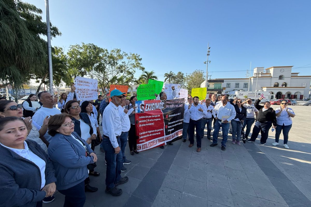 Maestros de Altamira manifestaron su rechazo a la reforma de la Ley en la plaza principal de la ciudad. Foto: Carlos García