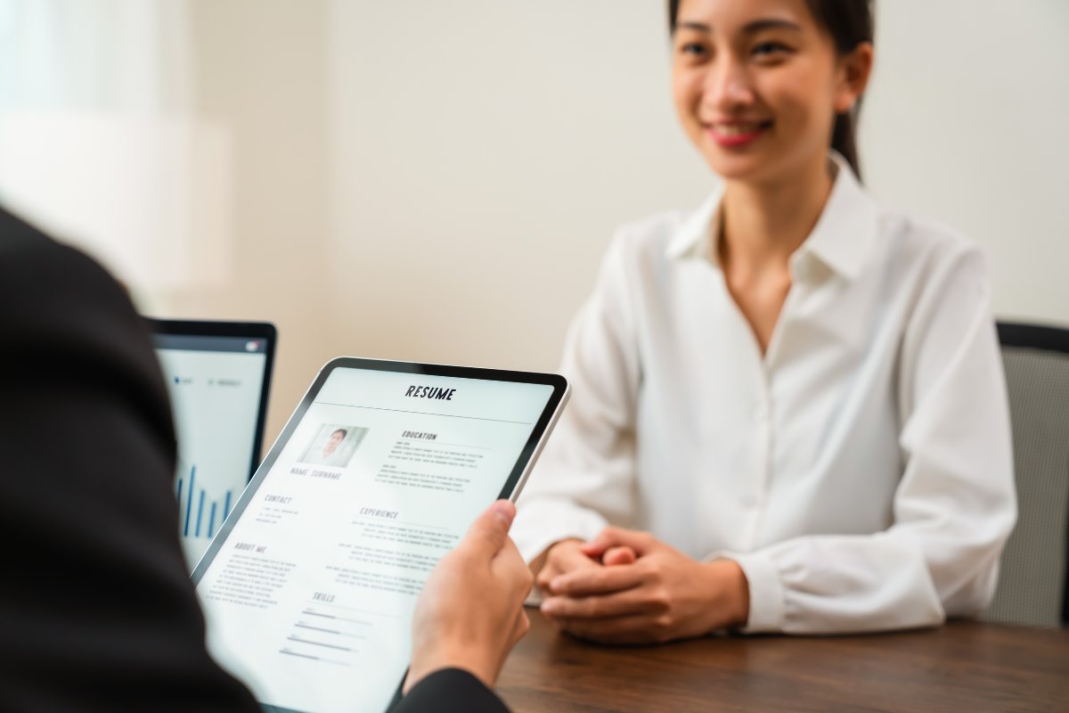 Mujer en entrevista de trabajo para encontrar empleo. Foto: Canva