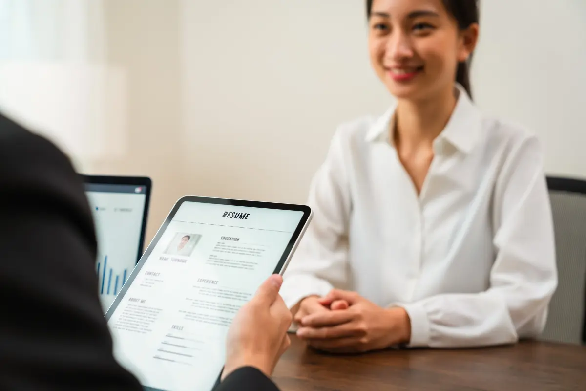 Mujer en entrevista de trabajo para encontrar empleo. Foto: Canva