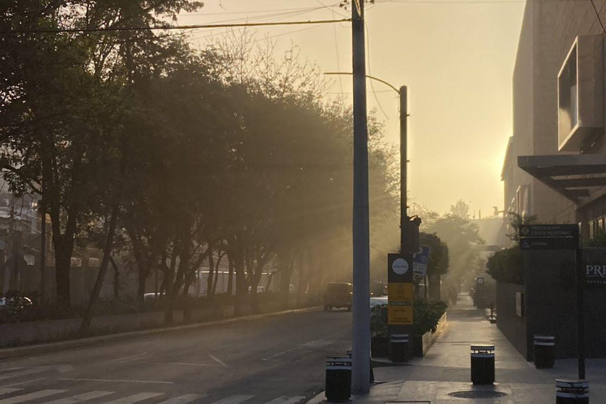 La zona de Polanco reportó las primeras horas de este lunes olor a plástico quemado y humo. Foto: X (@edosio)