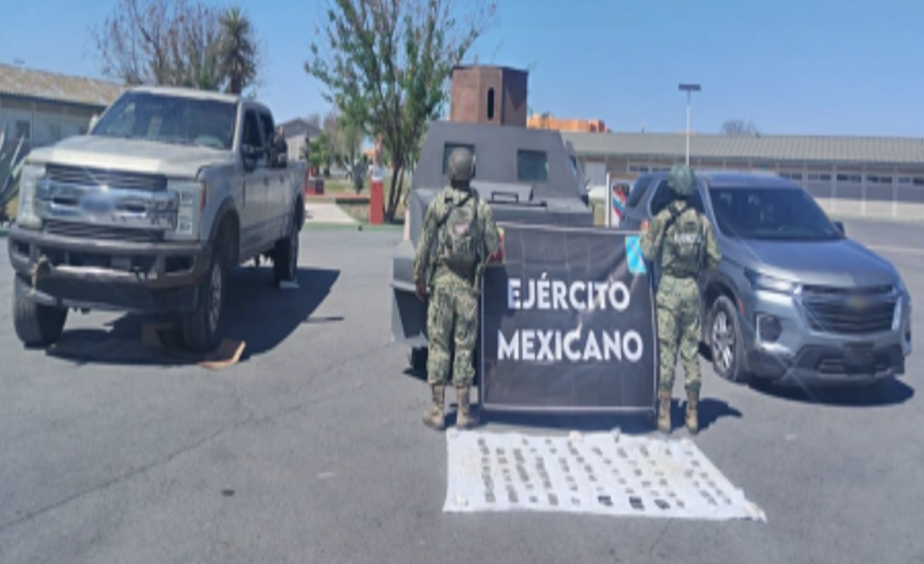 Vehículos y dosis de droga aseguradas por las autoridades federales en Camargo, Tamaulipas. Foto: SSPC