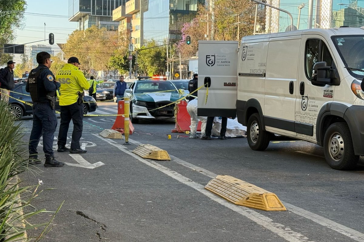 Autoridades tras accidente en Benito Juárez. Foto: Ramón Ramírez