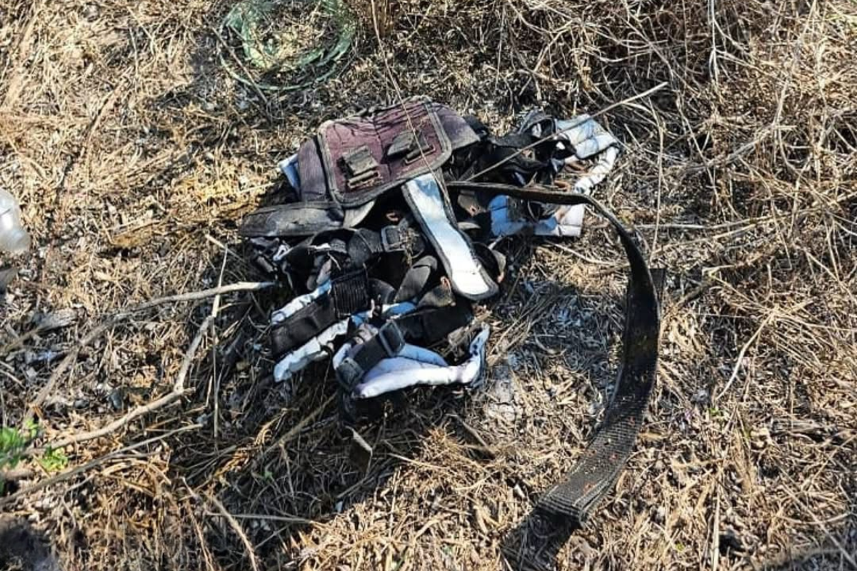 Entre los vestigios de lo que alguna vez fueron vidas, encontraron chalecos antibalas, casquillos percutidos y un rosario que aún colgaba, como un último rastro de fe. Foto: Redes sociales