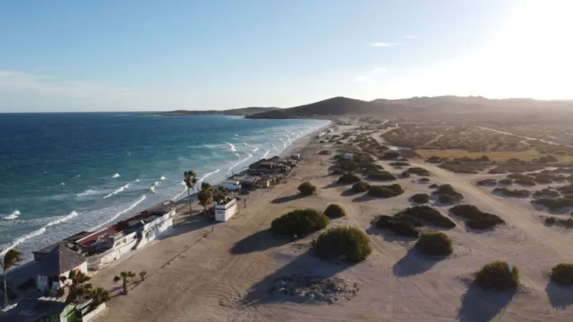 Si no llevas coche, hay camiones que salen del malecón y la colonia Camino Real directo a la playa. Foto: Turismo La Paz