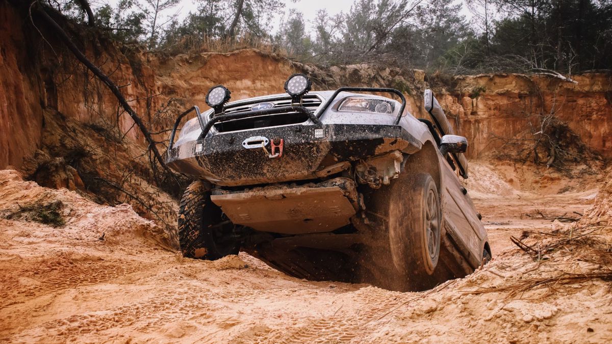 Camionetas y buggies modificados pondrán a prueba su potencia en terrenos complicados durante la carrera Off Road. Foto: Canva