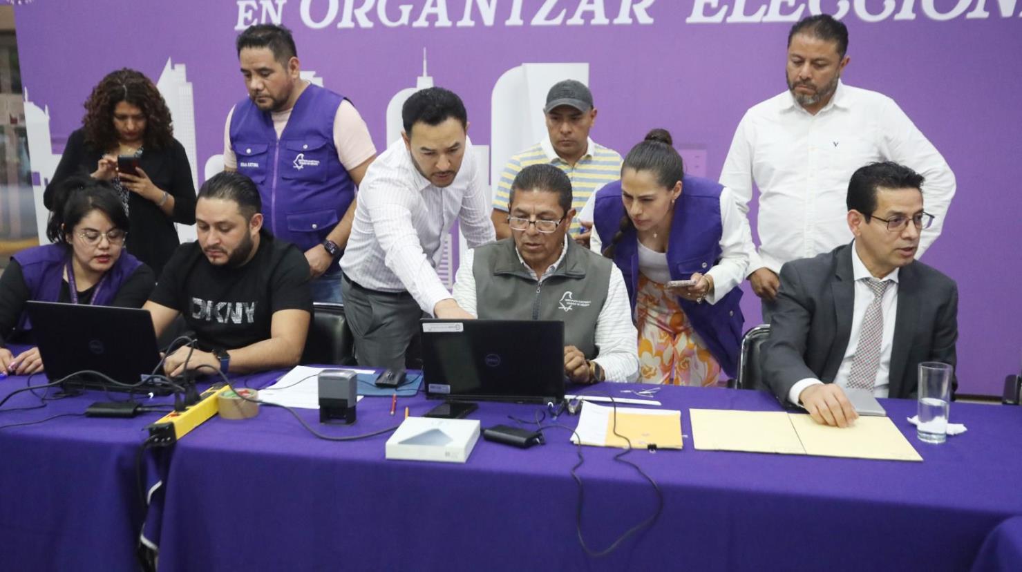 IECM recibiendo las listas depuradas para las elecciones del Poder Judicial.     Foto: IECM