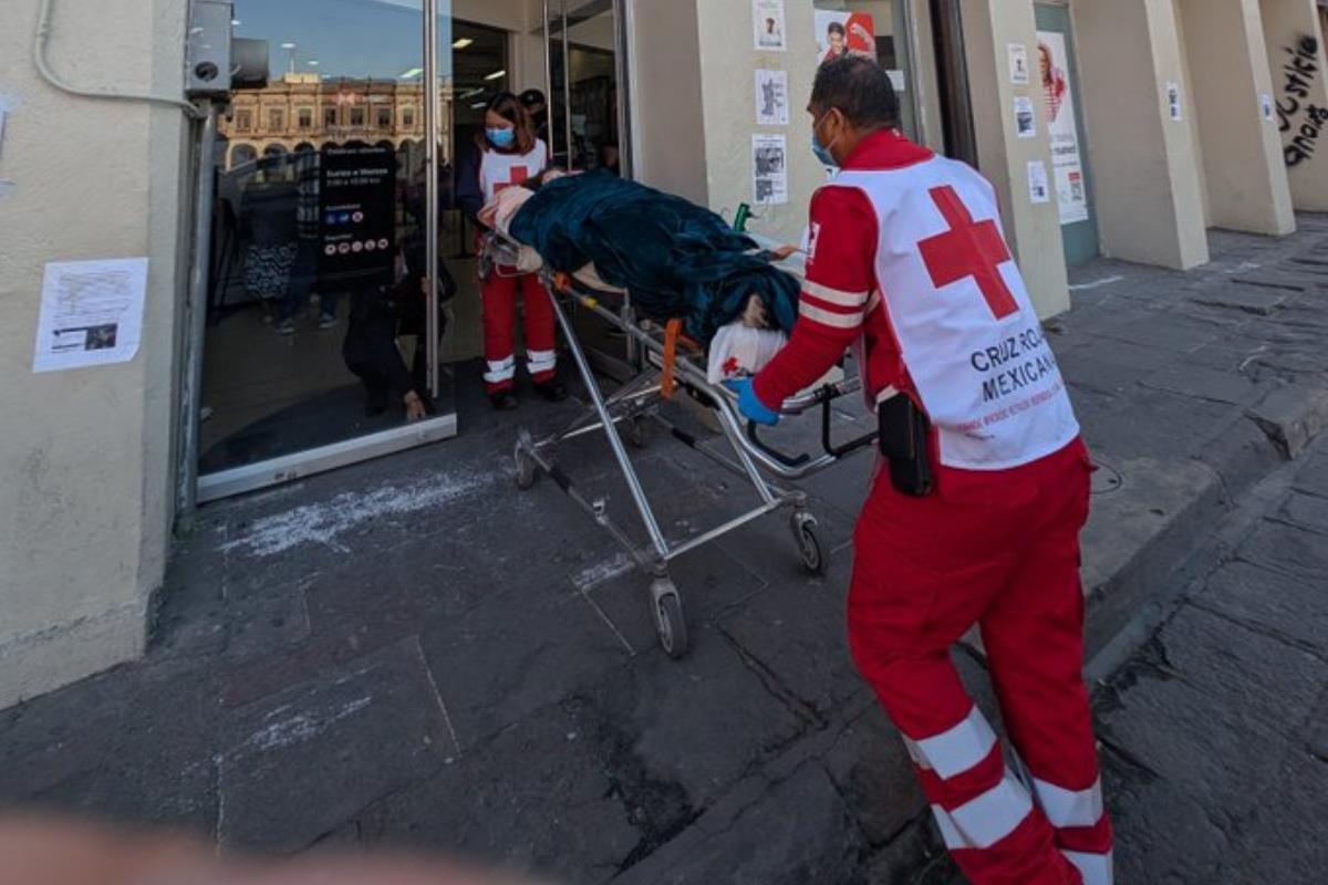 Camilleros transportando a anciana a sucursal del banco HSBC en San Luis Potosí Foto: X(Twitter) @andre_desb