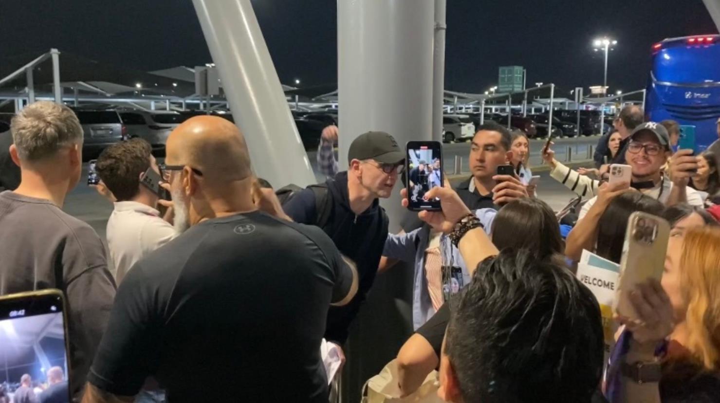 Keane fueron recibidos por una decena de fans a su llegada esta noche al Aeropuerto Internacional de Monterrey. Foto. Alfonso Pérez.