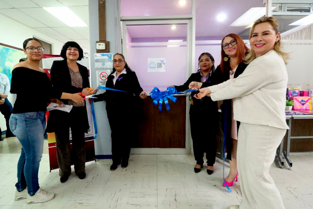 Funcionarias de la UABCS en la inauguración de la sala de descanso menstrual. Foto: UABCS.