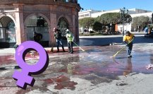 Empleados municipales encargados de limpiar pintas tras el 8M en Durango