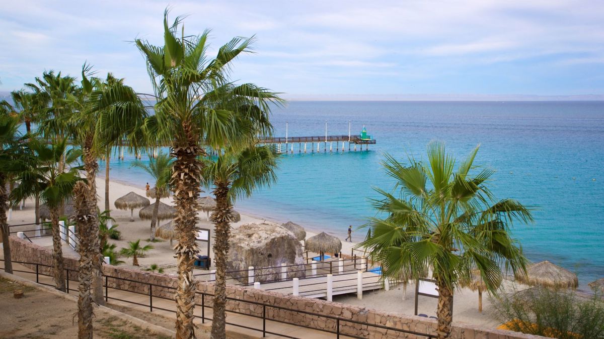 Balandra, una de las playas más icónicas de La Paz, sigue atrayendo a viajeros por sus aguas cristalinas y paisajes únicos. Foto: Expedia.com