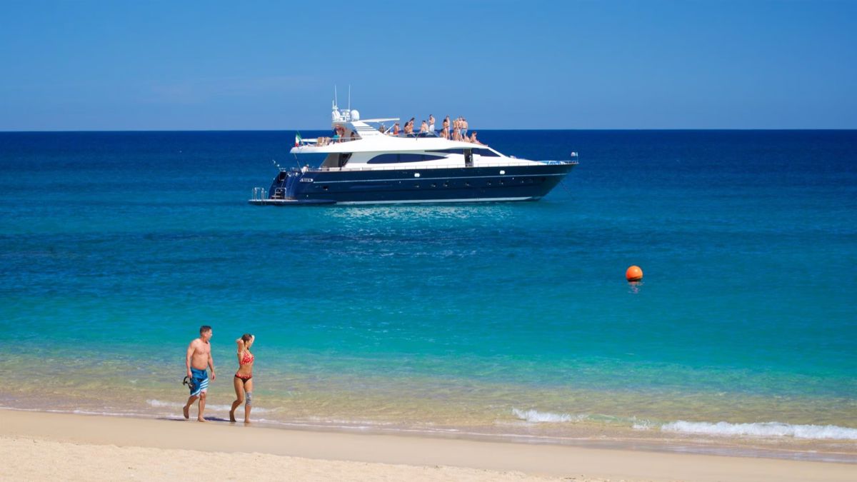 La fiesta no para en las playas de Los Cabos, donde miles de estudiantes extranjeros aprovechan el sol y el mar. Foto: Expedia.com