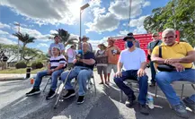 Jubilados de PEMEX bloquean entrada del Aeropuerto de Mérida ante la falta de medicinas