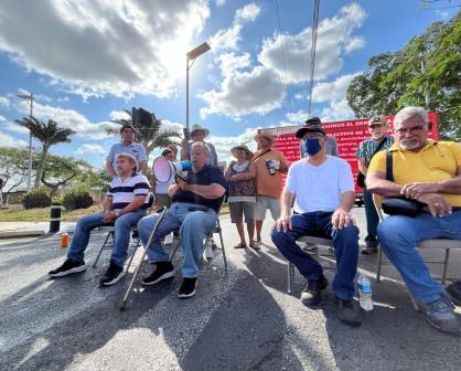 Jubilados de PEMEX bloquean entrada del Aeropuerto de Mérida ante la falta de medicinas