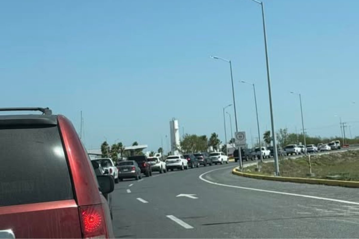 Largas filas se registran en los puentes Internacionales de Reynosa, Tamaulipas | Foto: redes sociales