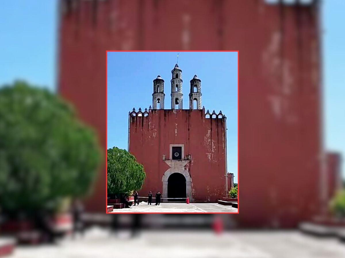 Policías de Homún acordonaron el área luego de que una persona falleciera tras tirarse del techo de una iglesia.- Fuente Homún en la Red