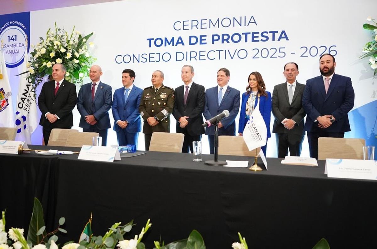 . El gobernador de Nuevo León, Samuel García, encabezó la ceremonia de toma de protesta de Jaime Herrera Casso como nuevo presidente de la CANACO. Foto: Secretaría de Economía Nuevo León