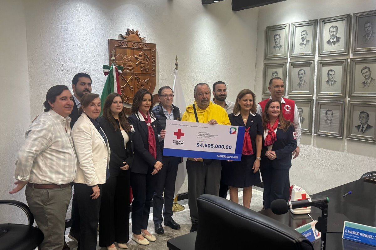 Mauricio Fernández entregó donativo de 4.5 millones de pesos a la Cruz Roja/Foto: Azael Valdés