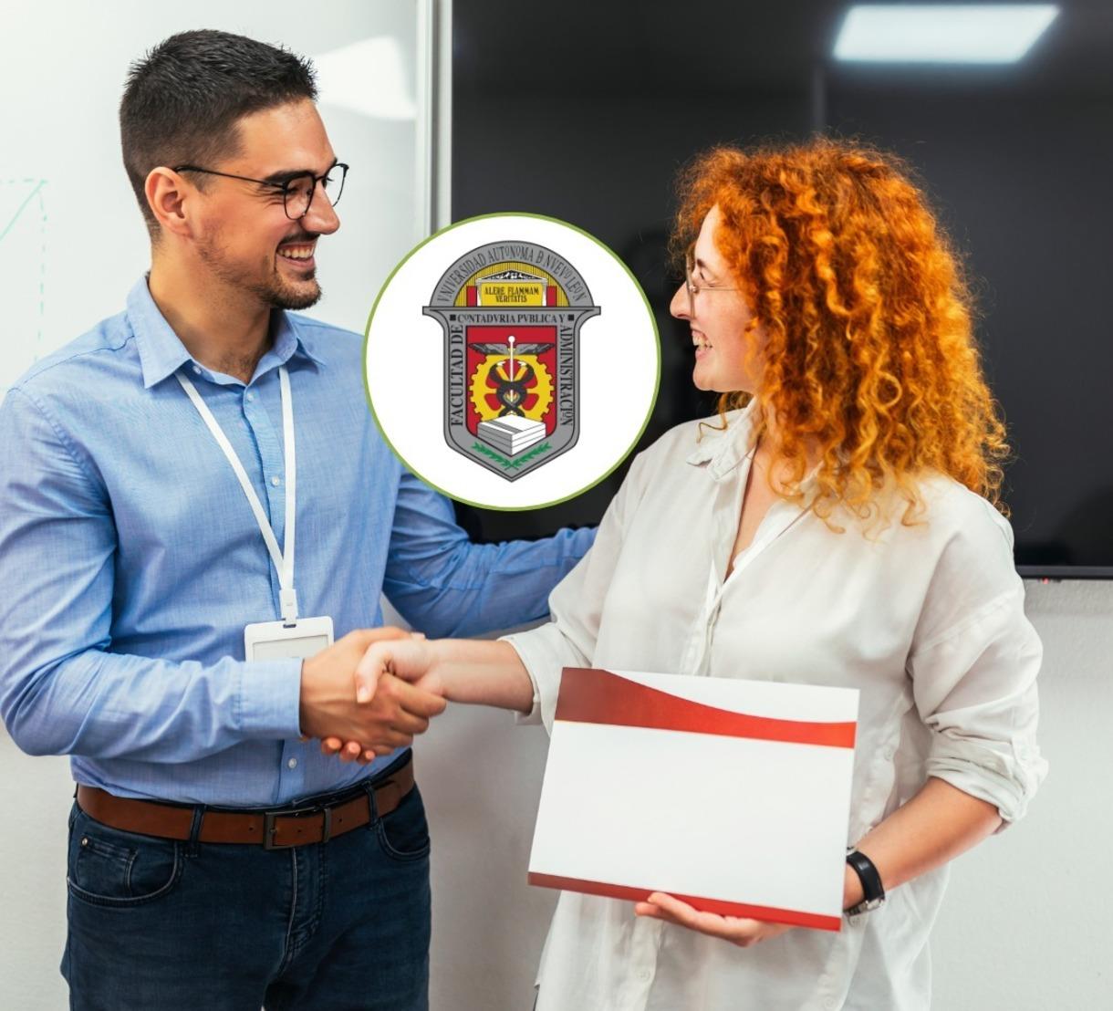 Una mujer recibiendo su certificación por parte de la academia en FACPYA UANL. Foto: Canva/FACPYA UANL.