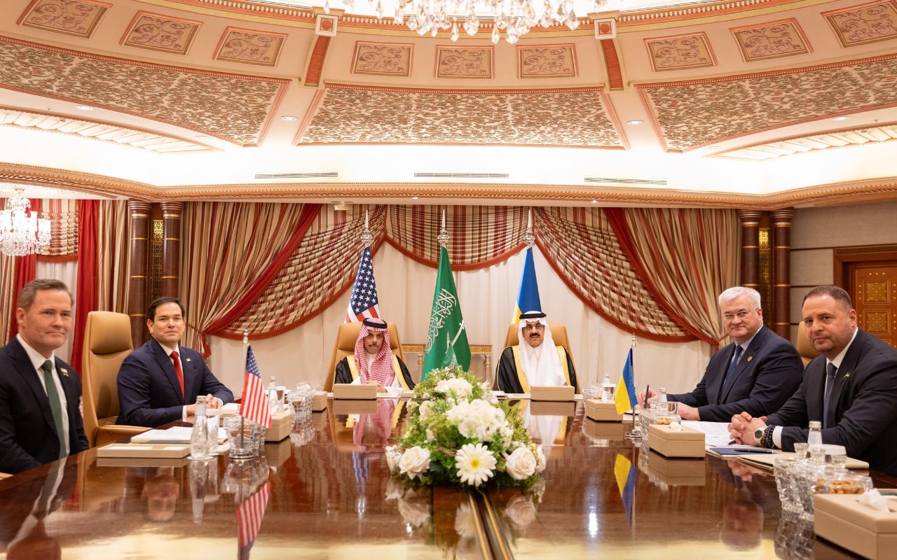 Delegaciones de Estados Unidos y Ucrania en reunión en Yeda, Arabia Saudí. Foto: X (@Saudi_Gazette)