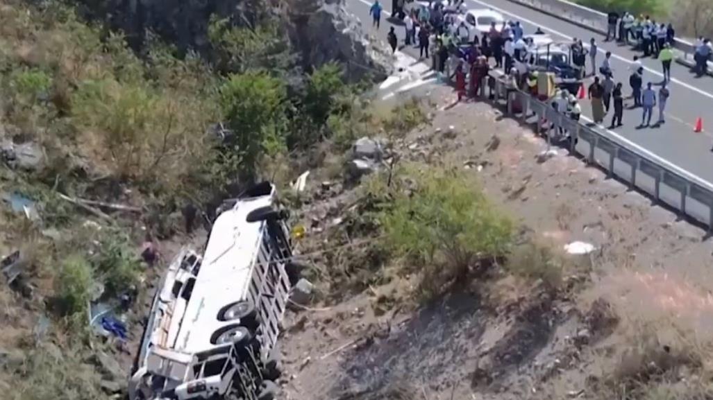 Mueren 18 personas en volcadura de camión en Oaxaca; regresaban de mitin de Claudia Sheinbaum