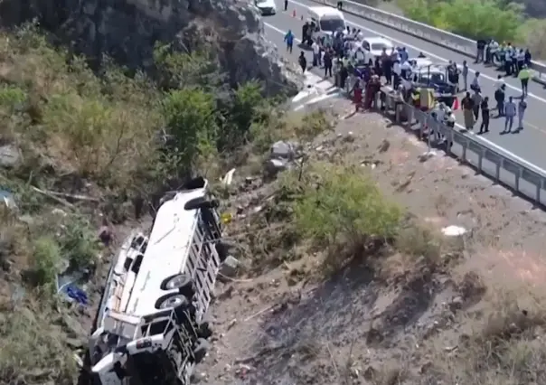 Mueren 18 personas en volcadura de camión en Oaxaca; regresaban de mitin de Claudia Sheinbaum