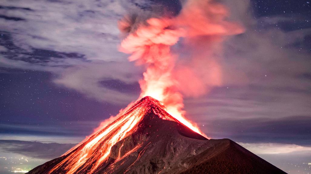 Volcán de fuego en Guatemala entra en erupción