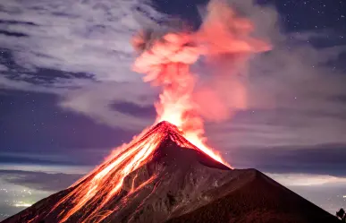 Volcán de fuego en Guatemala entra en erupción